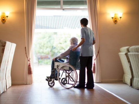 Mężczyzna zabiera ojca do domu opieki, aby sprzedać swój dom; kiedy wraca po więcej, dzieje się to
