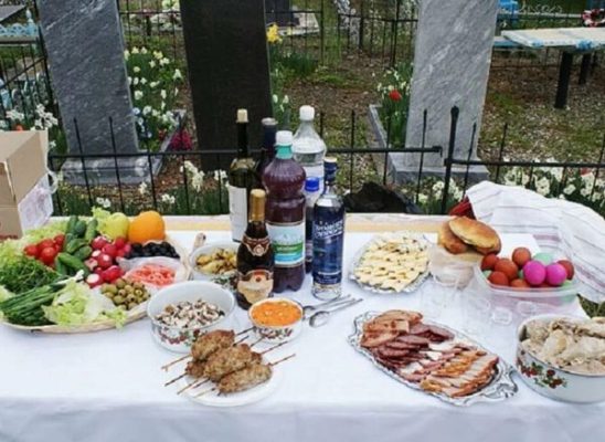 Почему еда на могиле может обернуться бедой: ответ неожиданный