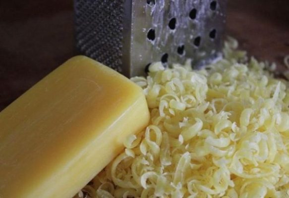 От чего спасает «жареное» мыло: хозяйки давно делают так