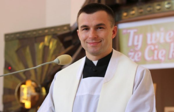 Księdza zapytano, czy noszenie rzeczy należących do osoby zmarłej jest niewłaściwe