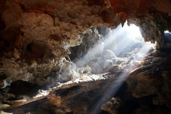 Νεαρός άνδρας ζει σε μια σπηλιά—Ρίξτε μια ματιά στο εσωτερικό της
