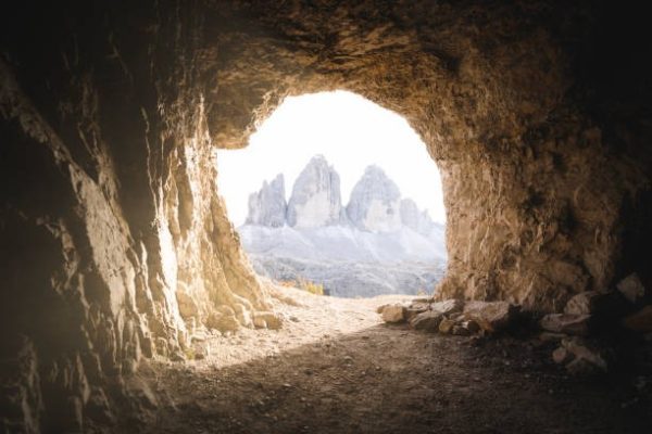 Νεαρός άνδρας ζει σε μια σπηλιά—Ρίξτε μια ματιά στο εσωτερικό της