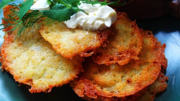 Ten przepis na placki ziemniaczane to strzał w dziesiątkę! Ten jeden składnik sprawia, że ​​są naprawdę pyszne