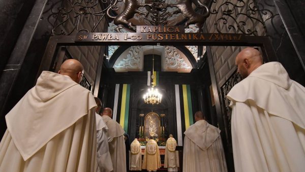 Tak księża rozmawiają ze sobą, gdy nikogo nie ma w pobliżu. Ksiądz ujawnił prawdę