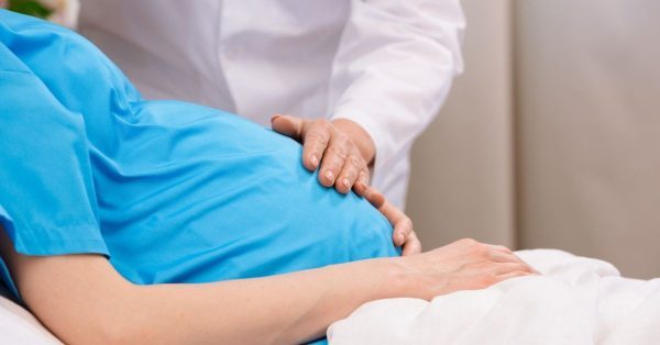 Szok na warszawskim oddziale położniczym. Lekarze usunęli duży przedmiot z jej brzucha. „Jak bliźnięta…”