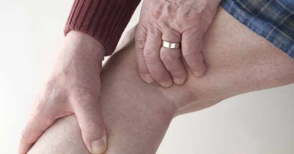 Niewielki znak, że masz wysoki poziom cholesterolu. Można go zauważyć podczas chodzenia.