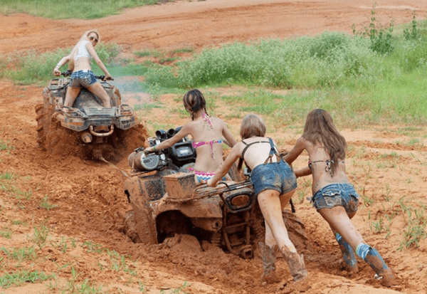 Dzika i wolna: Spojrzenie w śmiałe życie wiejskich dziewczyn