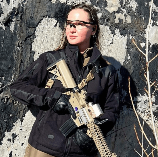 Żołnierki prezentują swoje niesamowite sylwetki na nowych zdjęciach