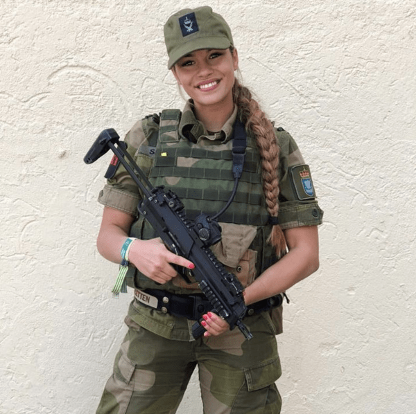 Żołnierki prezentują swoje niesamowite sylwetki na nowych zdjęciach