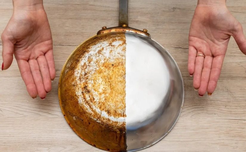 Cum să curățați o tigaie de depuneri vechi de carbon și grăsime fără niciun efort