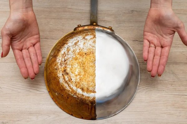 Cum să curățați o tigaie de depuneri vechi de carbon și grăsime fără niciun efort