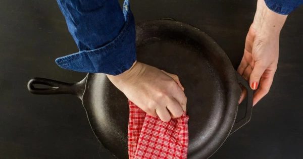 Cum să curățați o tigaie de depuneri vechi de carbon și grăsime fără niciun efort