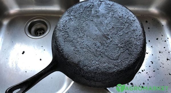 Cum să curățați o tigaie de depuneri vechi de carbon și grăsime fără niciun efort