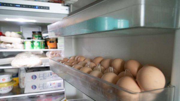 De ce nu ar trebui să depozitați ouăle în ușa frigiderului